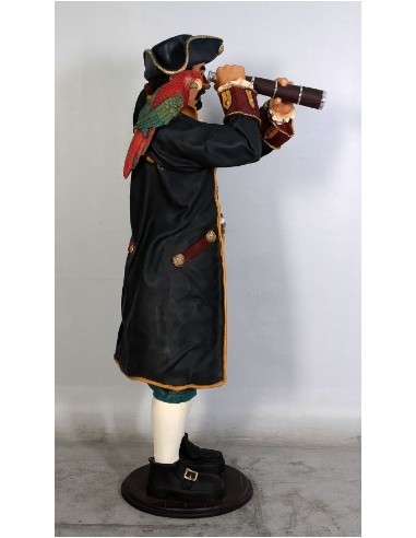 Capitán pirata con catalejo