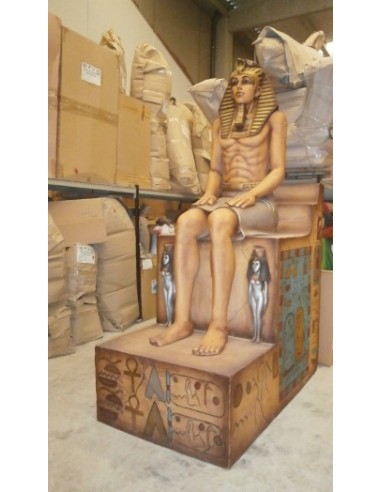 Faraón egipcio sentado