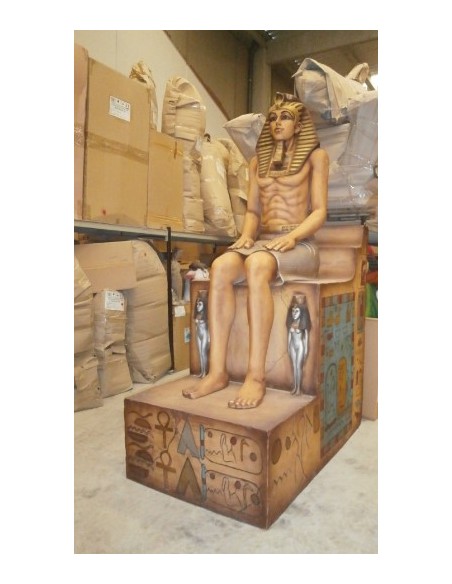 Faraón egipcio sentado