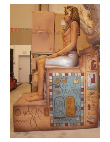 Faraón egipcio sentado