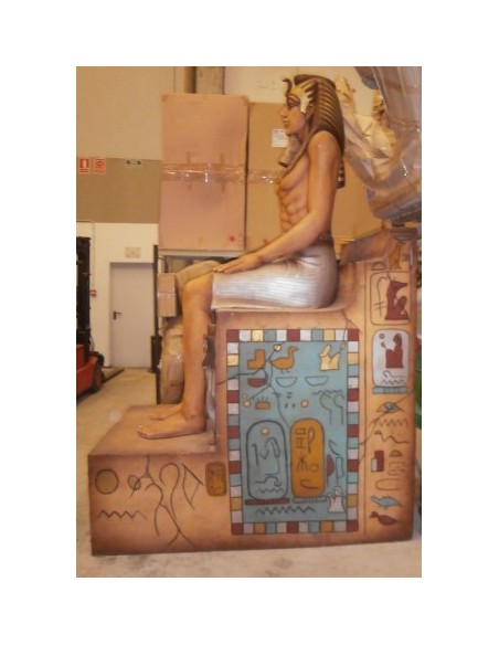 Faraón egipcio sentado