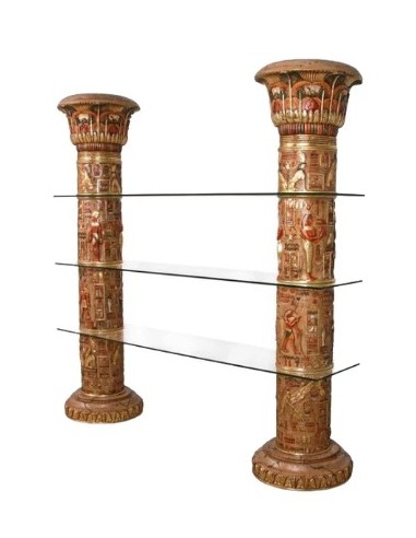 Columnas egipcias con estantes