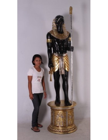 Dios egipcio Horus "en pedestal"