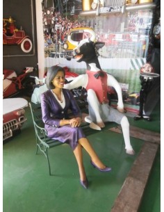 Vaca sentada en banco 2