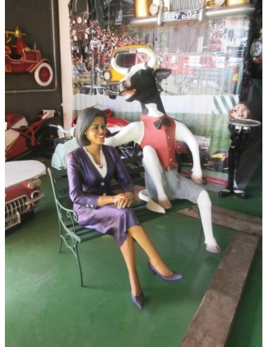 Vaca sentada en banco