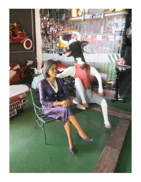 Vaca sentada en banco