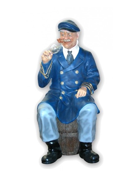 Capitán de la marina fumando en pipa