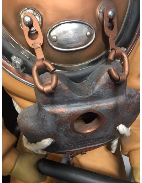 Buzo con escafandra clásico