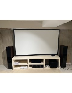 Sala de cine en casa con proyector y televisión 2