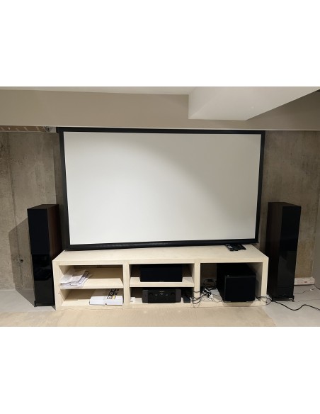 Sala de cine en casa con proyector y televisión