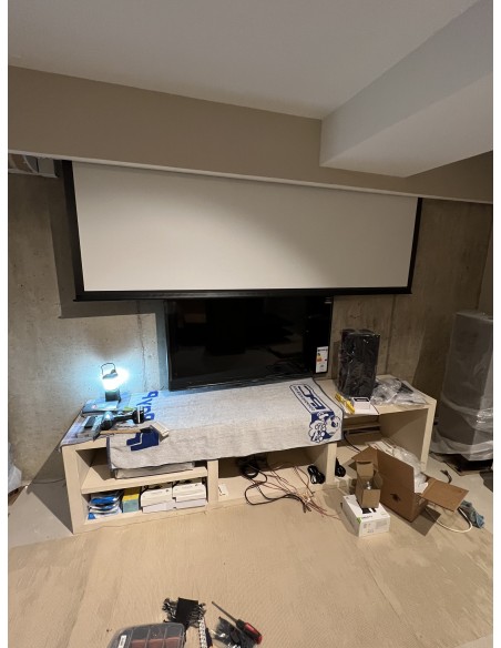 Sala de cine en casa con proyector y televisión