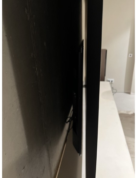 Sala de cine en casa con proyector y televisión