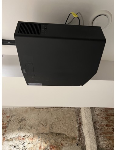 Sala de cine en casa con proyector y televisión