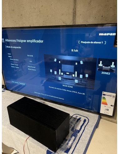 Sala de cine en casa con proyector y televisión