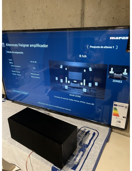 Sala de cine en casa con proyector y televisión