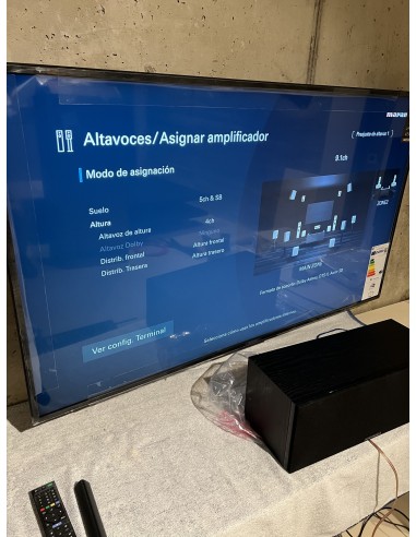 Sala de cine en casa con proyector y televisión