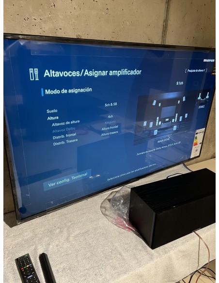 Sala de cine en casa con proyector y televisión