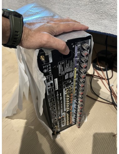 Sala de cine en casa con proyector y televisión