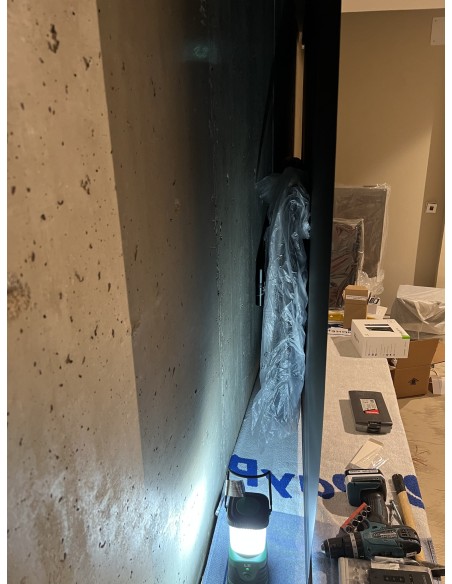 Sala de cine en casa con proyector y televisión