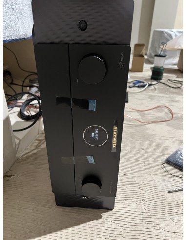 Sala de cine en casa con proyector y televisión