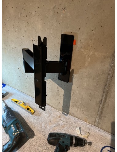 Sala de cine en casa con proyector y televisión