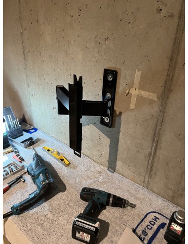 Sala de cine en casa con proyector y televisión