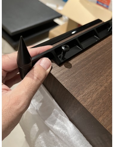 Sala de cine en casa con proyector y televisión