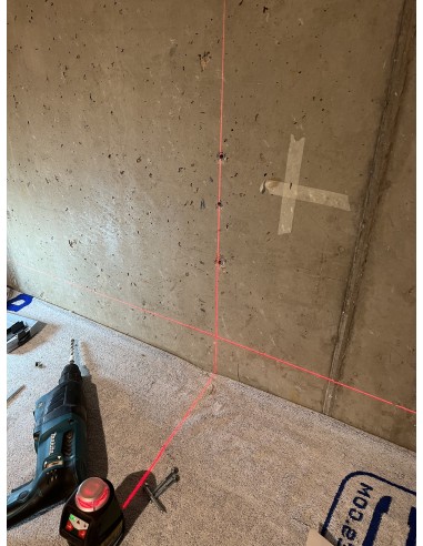 Sala de cine en casa con proyector y televisión