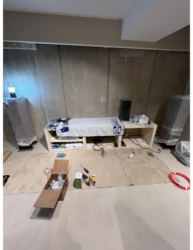 Sala de cine en casa con proyector y televisión