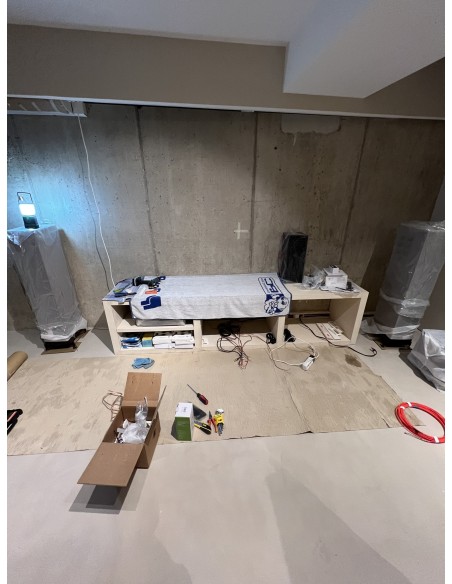 Sala de cine en casa con proyector y televisión