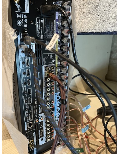 Sala de cine en casa con proyector y televisión