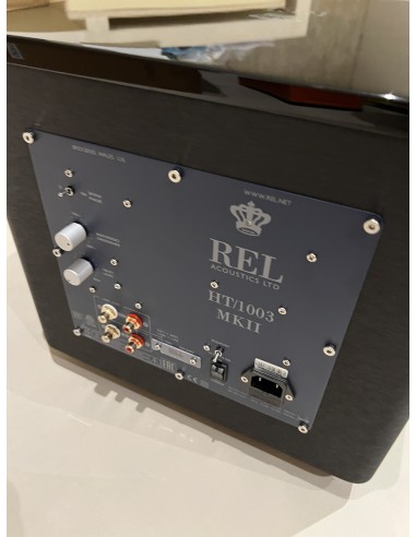 Sala de cine en casa con proyector y televisión