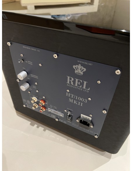 Sala de cine en casa con proyector y televisión