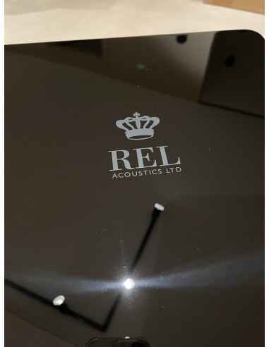 Sala de cine en casa con proyector y televisión