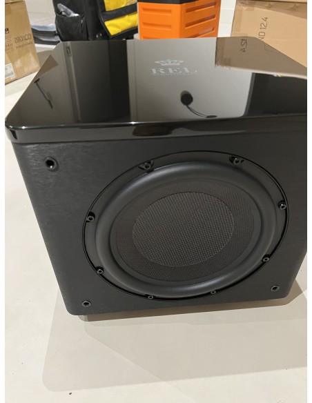 Sala de cine en casa con proyector y televisión