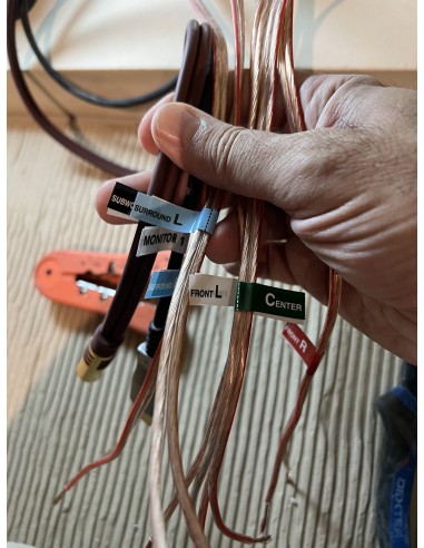 Sala de cine en casa con proyector y televisión