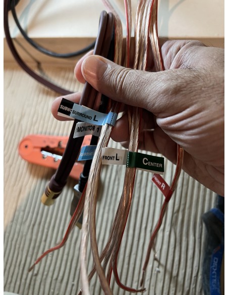 Sala de cine en casa con proyector y televisión