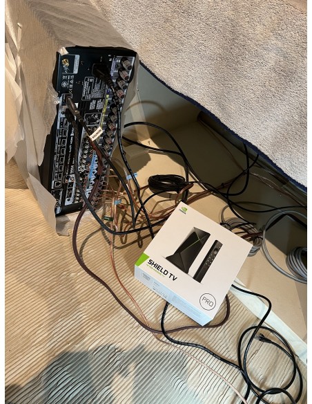 Sala de cine en casa con proyector y televisión