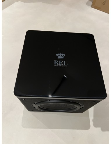 Sala de cine en casa con proyector y televisión