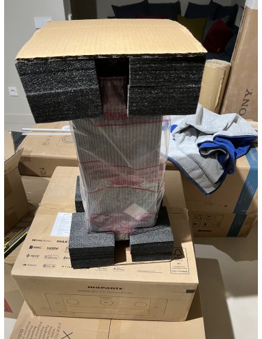 Sala de cine en casa con proyector y televisión