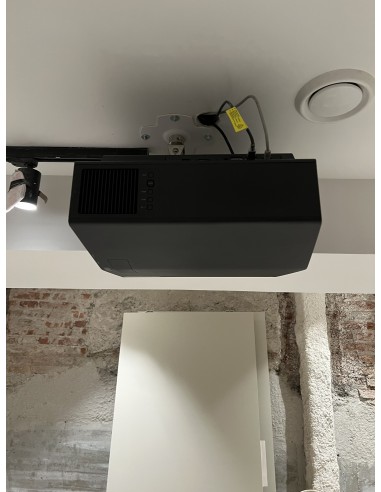 Sala de cine en casa con proyector y televisión