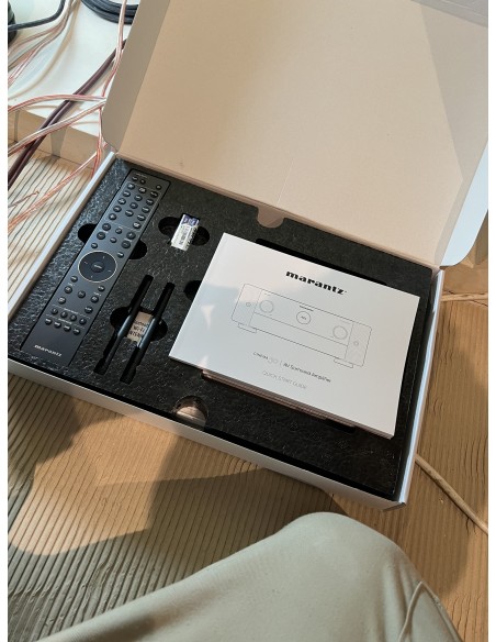 Sala de cine en casa con proyector y televisión