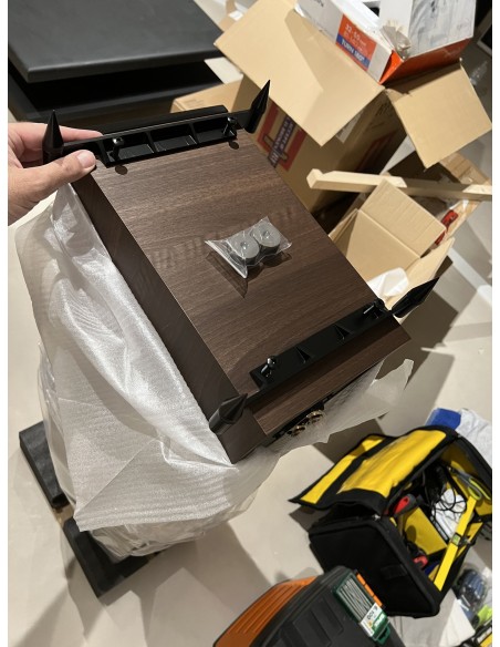 Sala de cine en casa con proyector y televisión