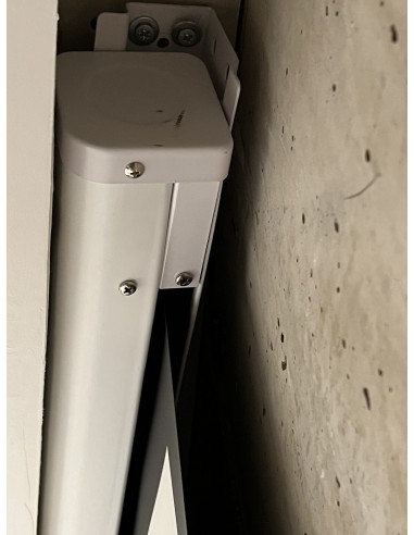 Sala de cine en casa con proyector y televisión