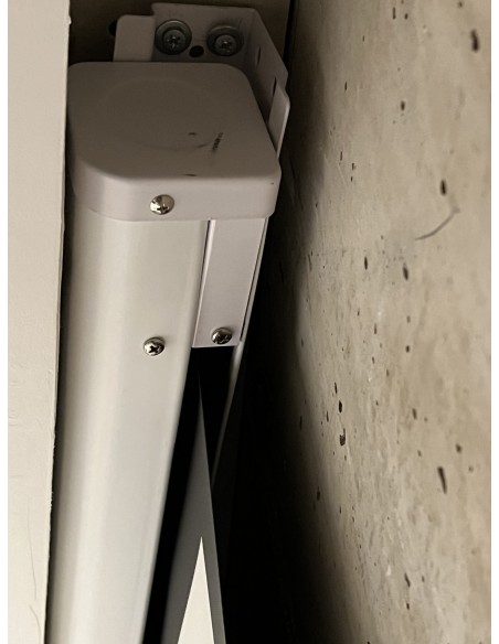 Sala de cine en casa con proyector y televisión