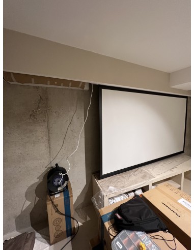 Sala de cine en casa con proyector y televisión