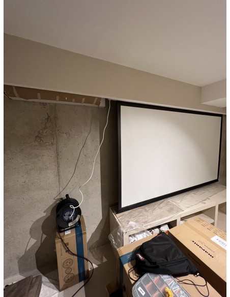 Sala de cine en casa con proyector y televisión