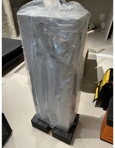 Sala de cine en casa con proyector y televisión