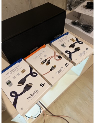 Sala de cine en casa con proyector y televisión