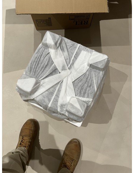 Sala de cine en casa con proyector y televisión